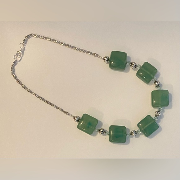 NEW Soft green pillow bead statement necklace - Picture 3 of 4